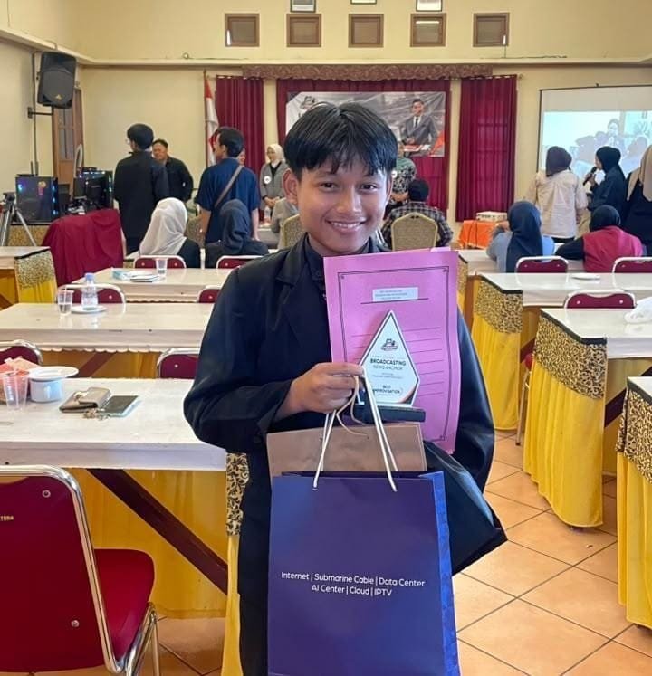 Torehkan Prestasi, Santri PPM Al-Anwar Pacitan Raih Penghargaan Best Improvisation dalam Lomba Broadcasting News Anchor JTV Pacitan 2026